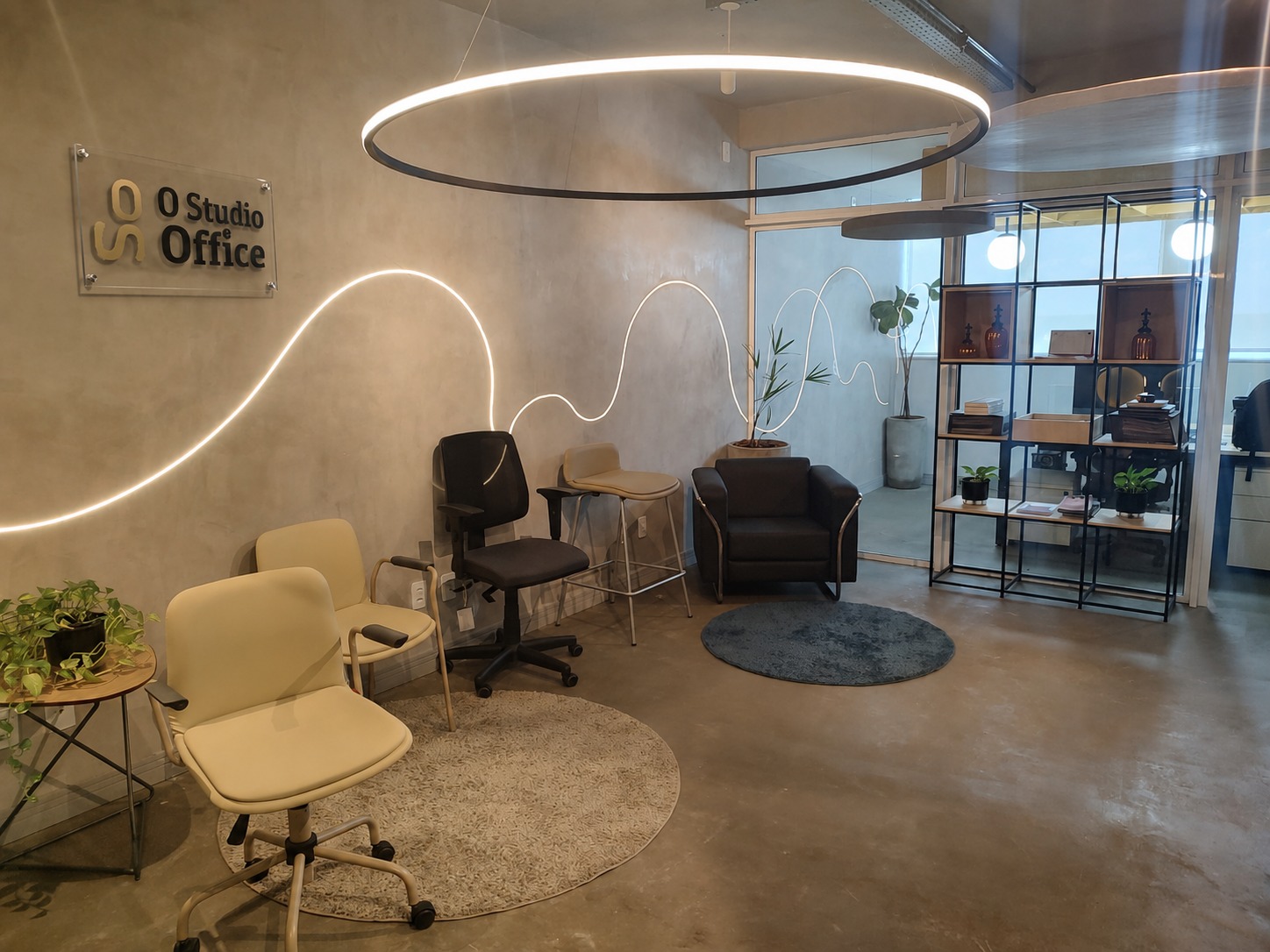 Ambiente interno da Studio Office com cadeiras Cavaletti em exposição